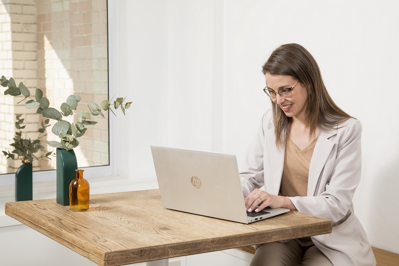 Corporate identity_business portrait_working on computer Corporate identity_business portrait_working on computer