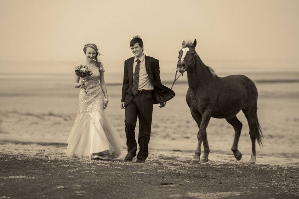 Couple and horse sepia_family and lifestyle photography