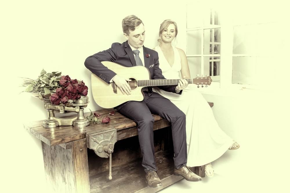 Couple and red roses_family and lifestyle photography Couple and red roses_family and lifestyle photography
