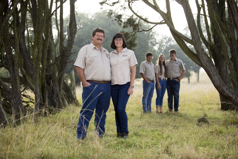 Family photography on a farm_outdoor photography family