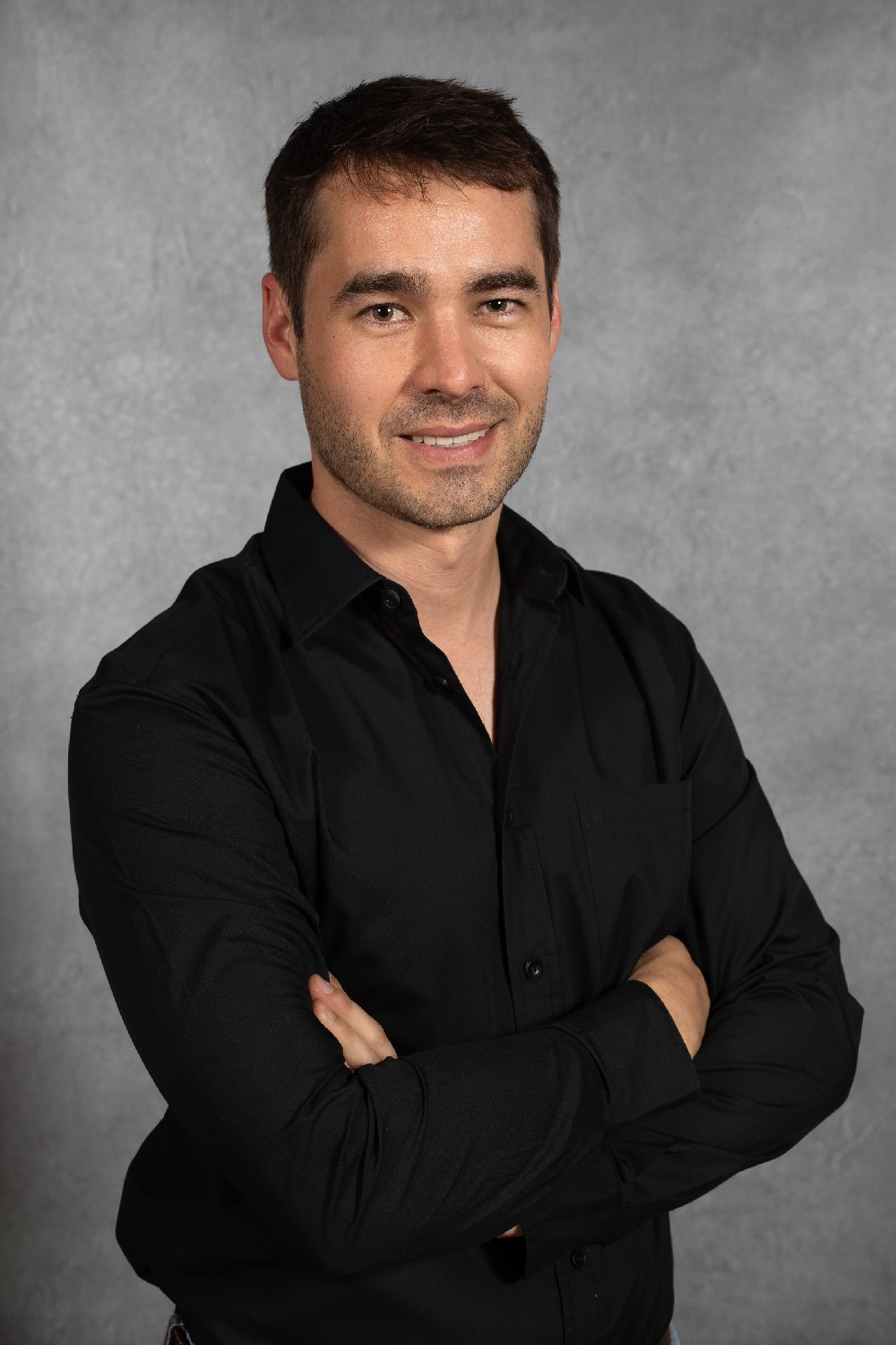 Gray background_headshot_man