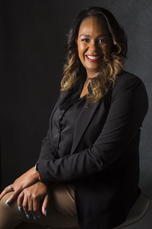 Half body profile_woman on grey background