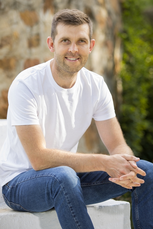 Man sitting on steps_family photography