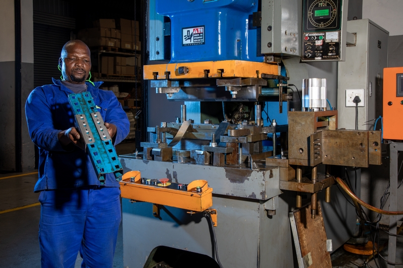 Metal pressing_surface treatment_toolmaking_industrial photography