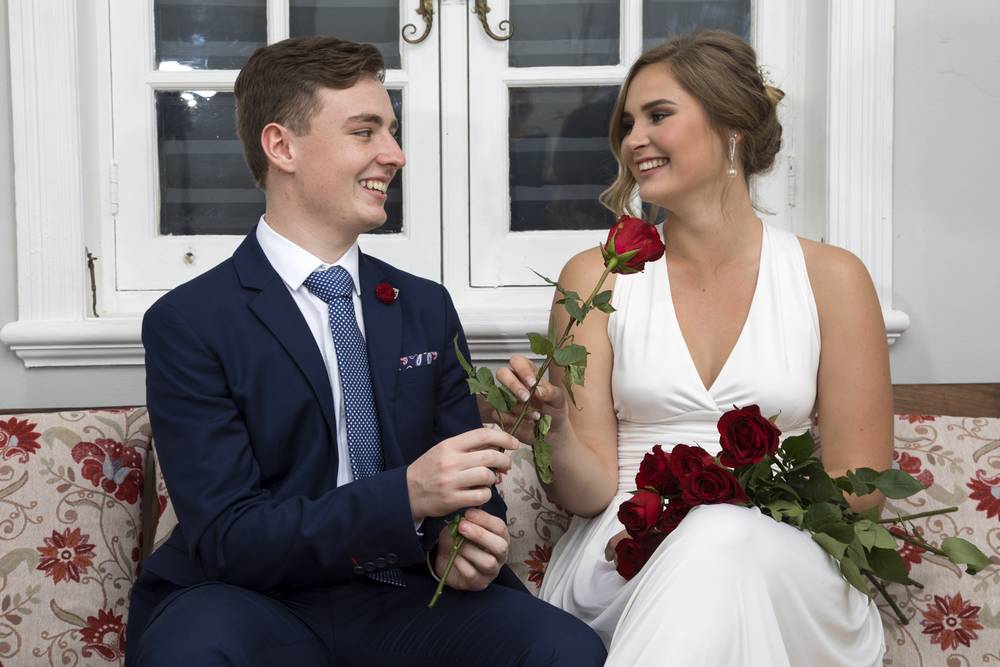 Sharing roses_family and lifestyle photography